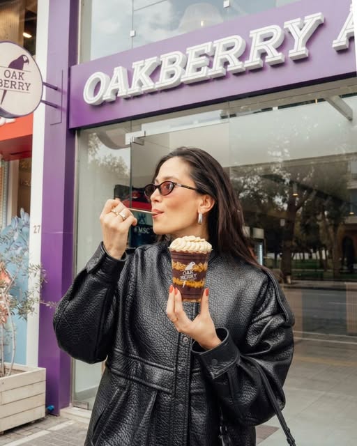 O melhor look do dia ainda é um com OAKBERRY na mão. ✨